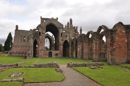 Melrose Abbey foto de The Land sursa Wikipedia