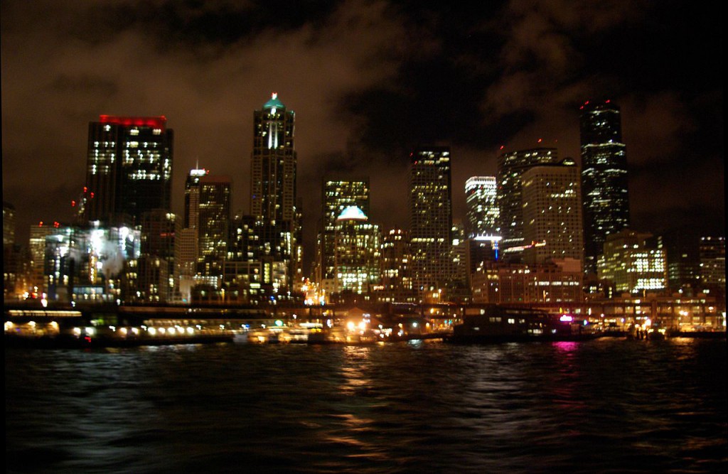 1280px-Seattle_waterfront_at_night