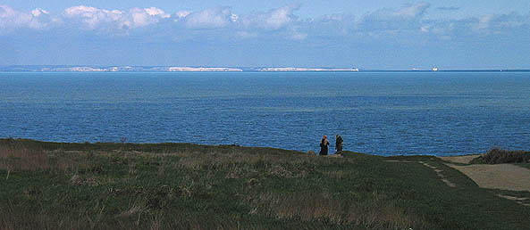 Vedere de pe Cap Gris-Nez peste Canalul Mânecii "White Cliffs of Dover', autor Rolf Süssbrich, sursă Wikipedia. 