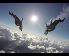 Acrobaţie între nori