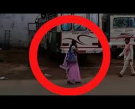 Fantoma urmăreşte o femei