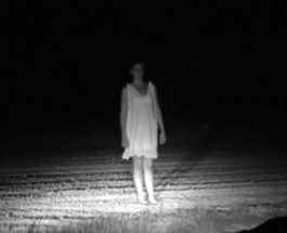Fantomă în noapte pe un drum