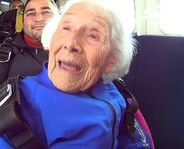 La 96 de ani a zburat cu paraşuta