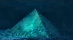 Piramida de cristal din Triunghiul Bermudelor