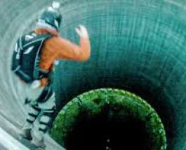 Sărind de pe Nuclear Tower