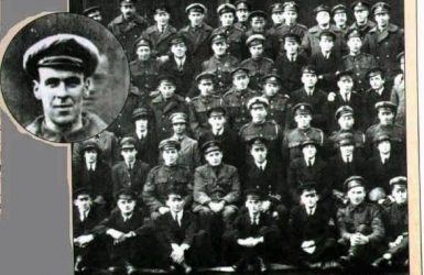 Fantoma camaradului lor a participat la fotografia de grup a escadronului