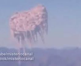 Obiect straniu plutind în cer la mare altitudine